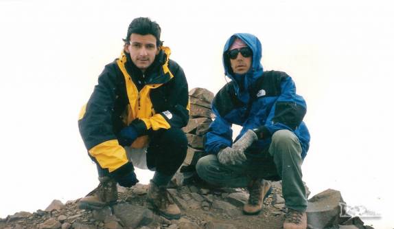 Um pouco acima dos 5 mil metros, no cume do Pico do Bonete, na nossa primeira caminhada de aclimatação na região de Plaza de Mulas, parque do Aconcágua, oeste da Argentina (temporada de 1998/99)